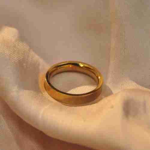 Gold stainless steel ring band (ring size 9)