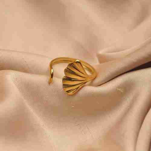 Gold fishtail ring (Size 7 & 8)
