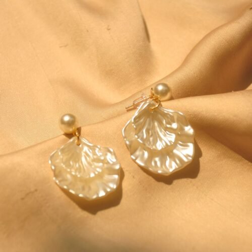 Pearly shell earrings