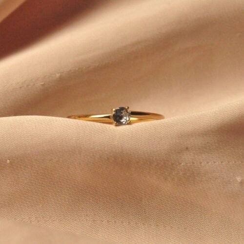 Nyla - circle stone ring (size 6)